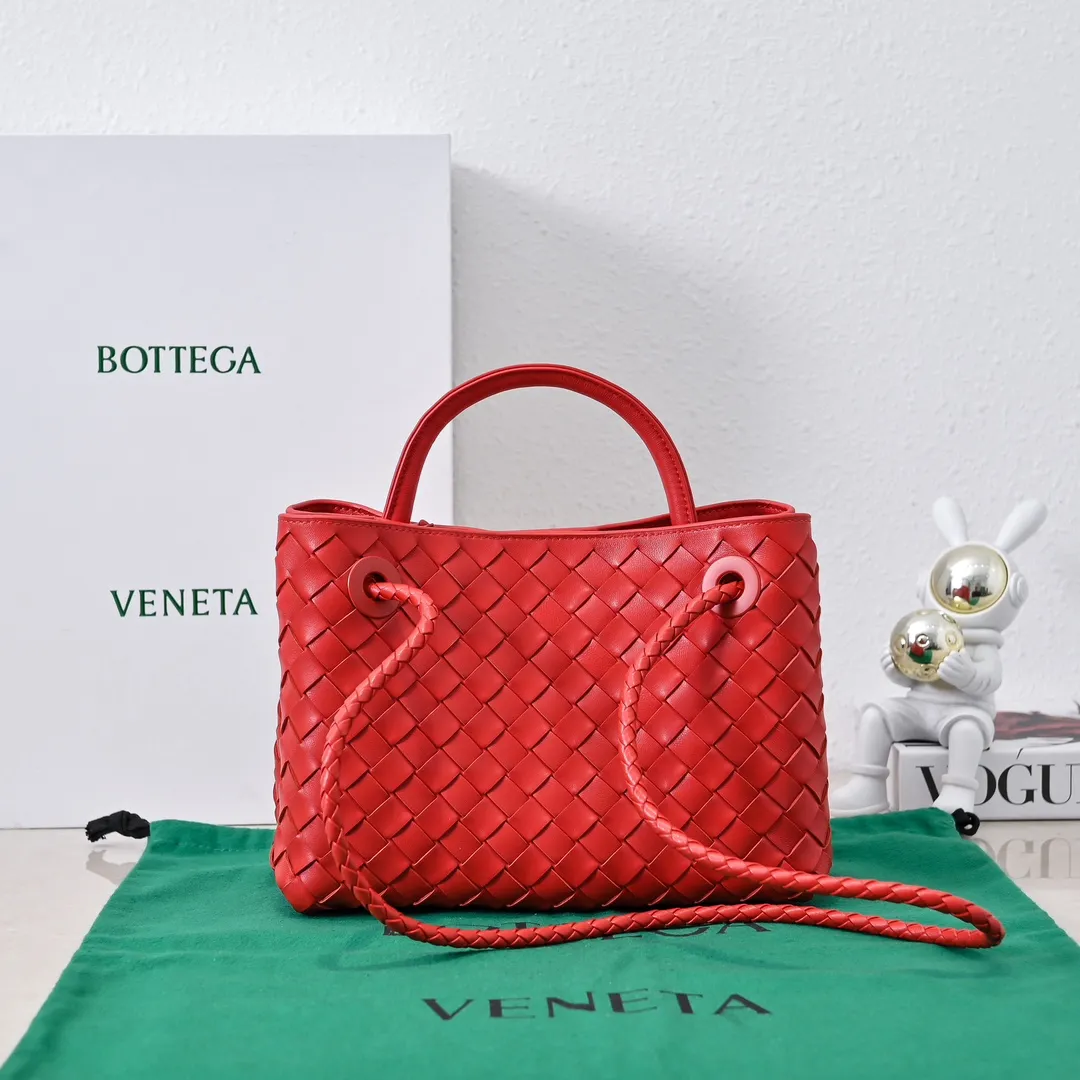 Batch 1860 B's 2023 spring and summer new model continues the brand's woven style with detailed metal knot switch buckles. This time, the shoulder straps are also made into tube weaves, showing different craftsmanship. The carrying method is versatile to create more different looks. Intrecciato woven leather small handbag, equipped with sliding crossbody strap. Internal compartments, including 1 zipper pocket and 2 open pockets with magnetic buckle closure. Size: 25*20*10cm, model: 7463#